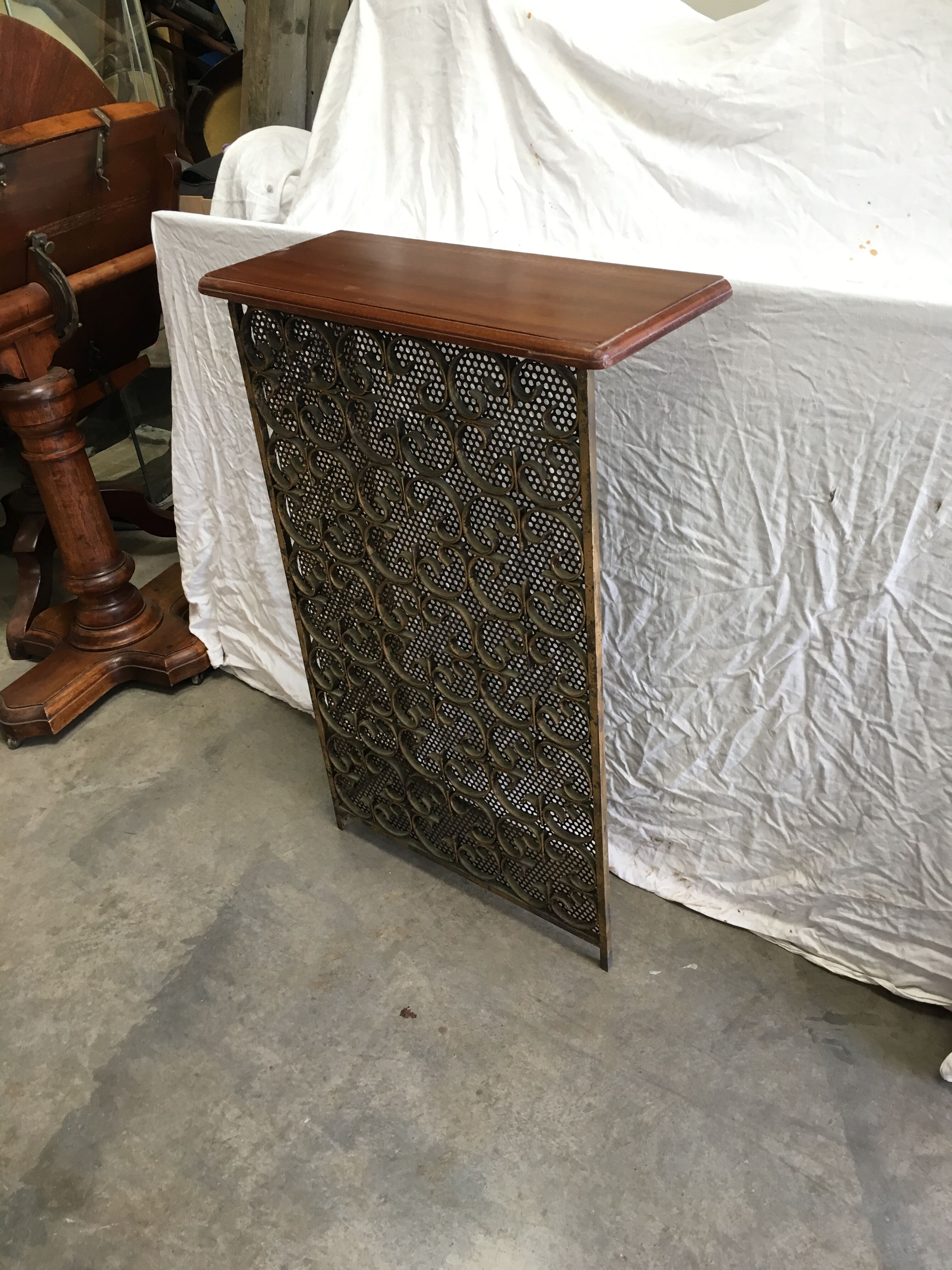Console cache radiateur
