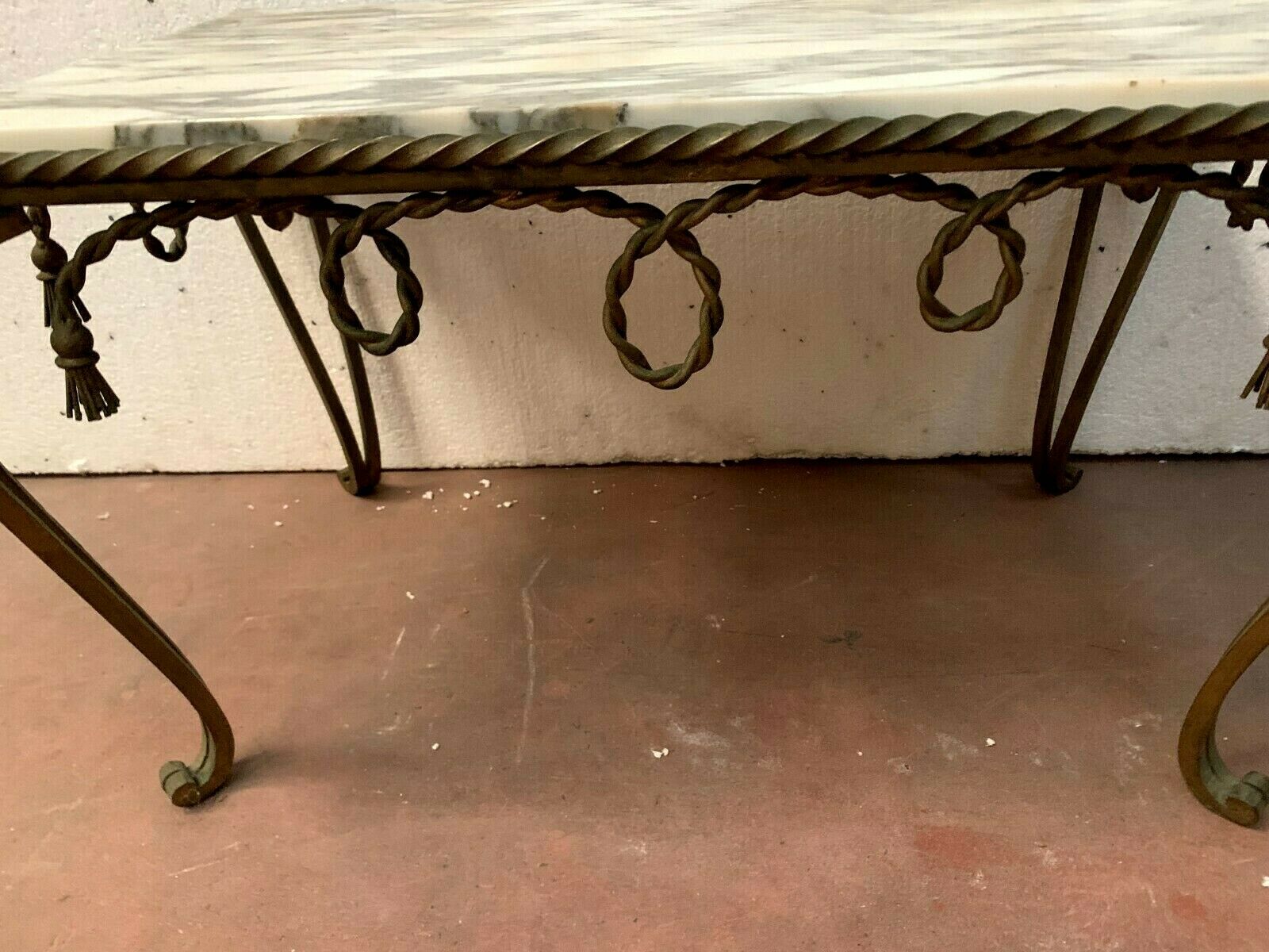Table basse en fer forgé martelé plateau en marbre brèche xx siècle