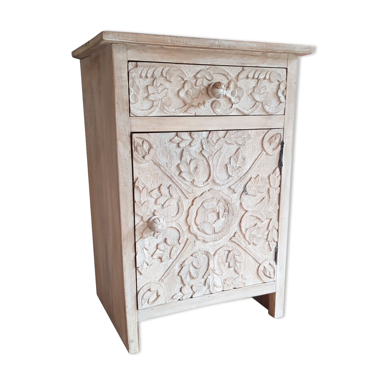 Chiseled mango tree bedside