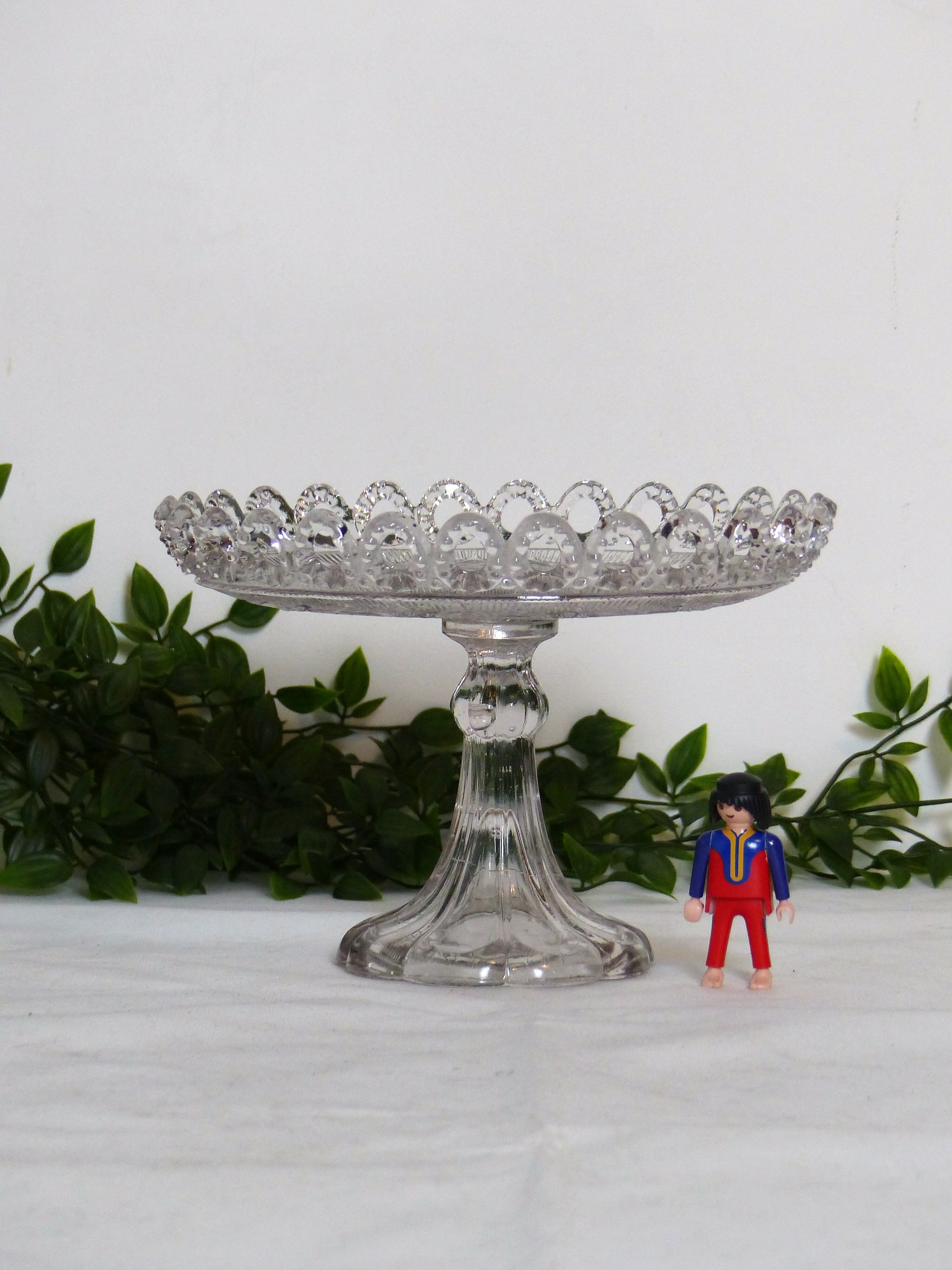 Flat, glass cake display