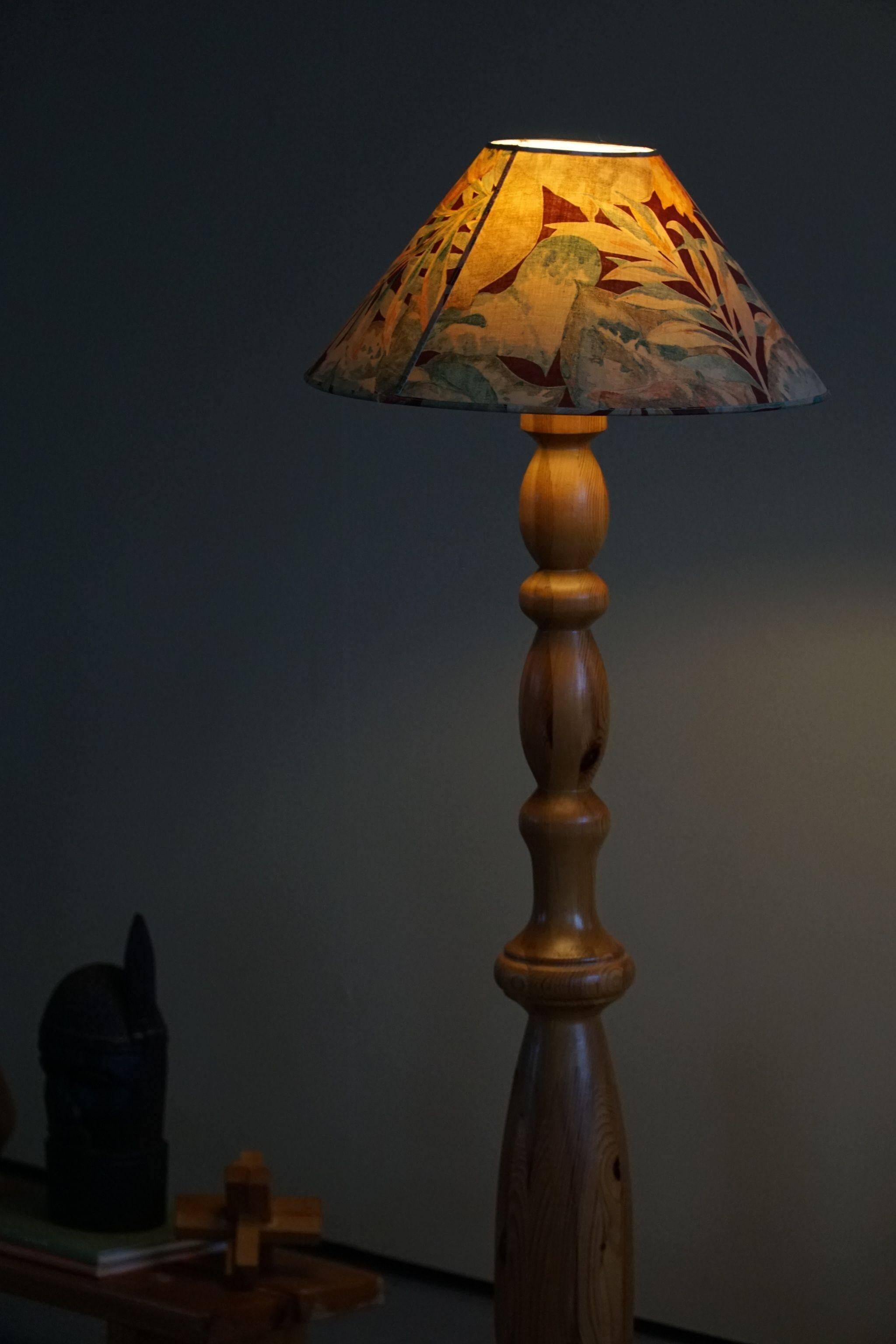 Mid-century sculptural Scandinavian floor lamp in solid pine, 1970.