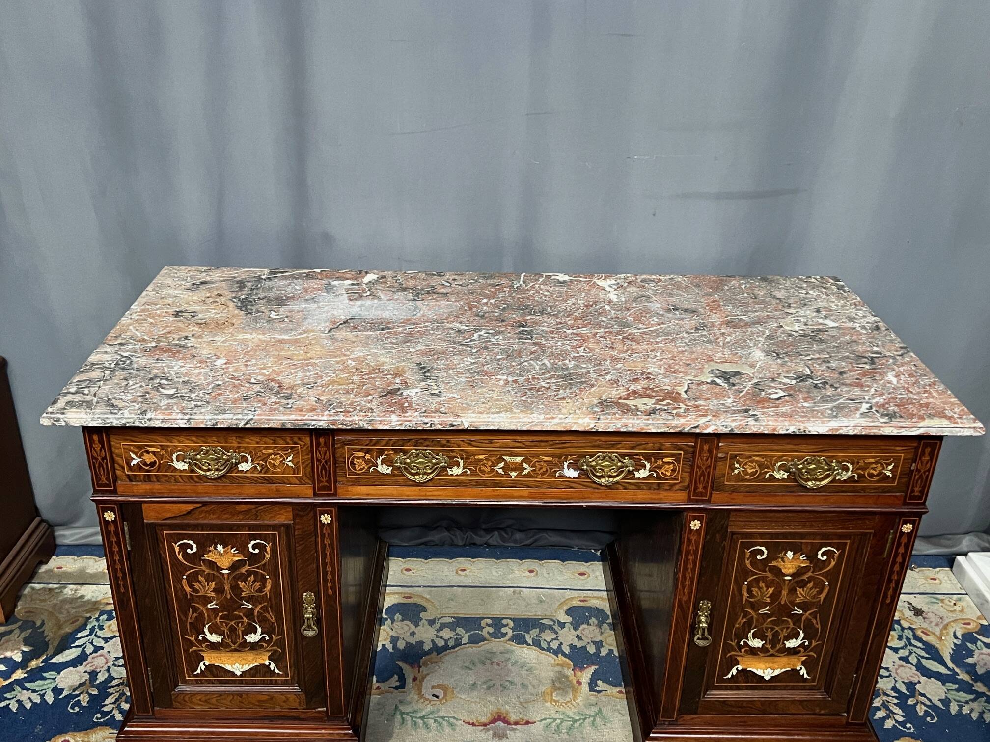 Bureau d'écriture victorien en palissandre par James Shoolbred.