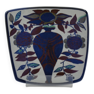 Earthenware plate from the Tenera series by Kari Christensen for Aluminia.