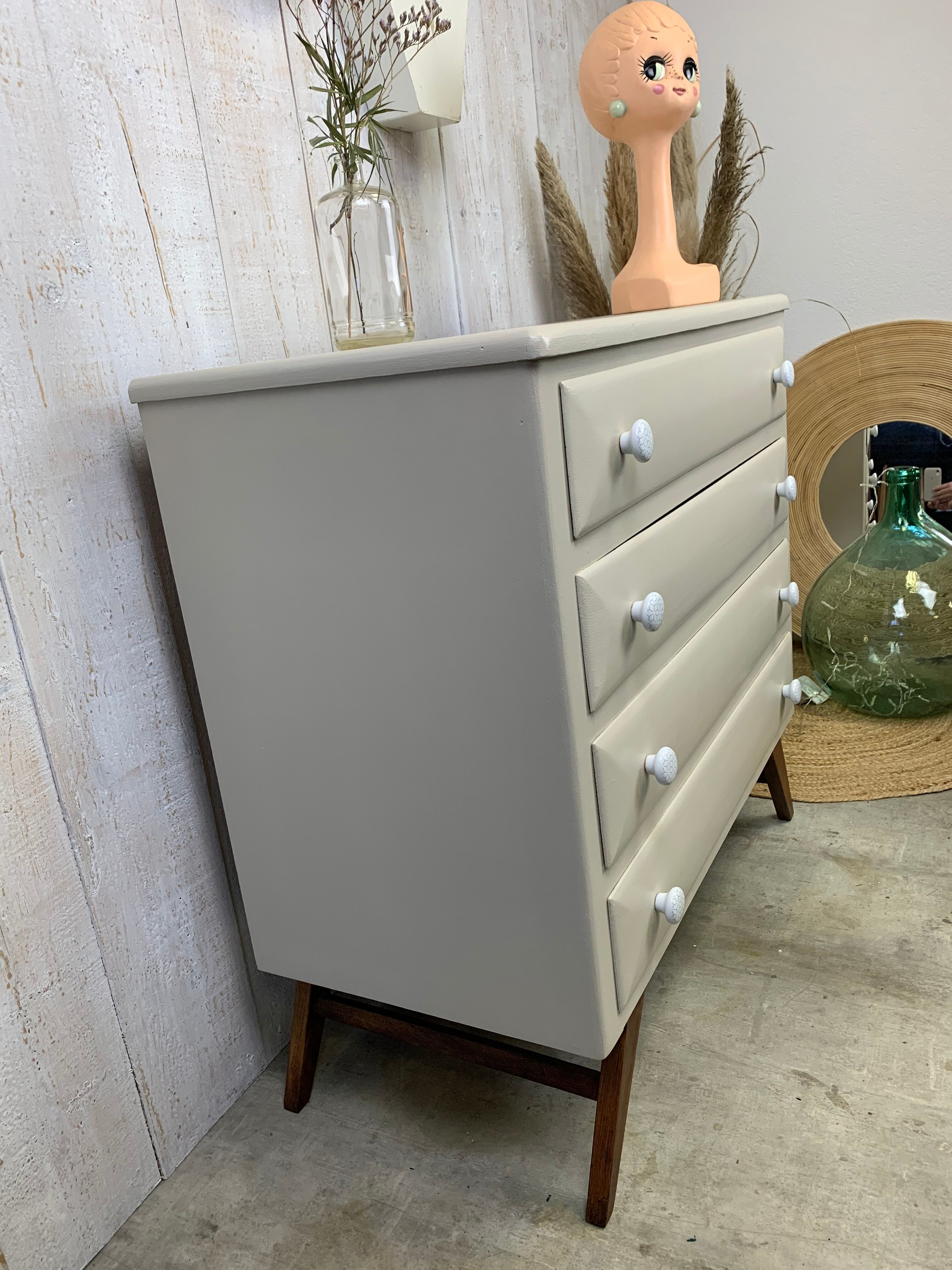 Dresser with compass feet
