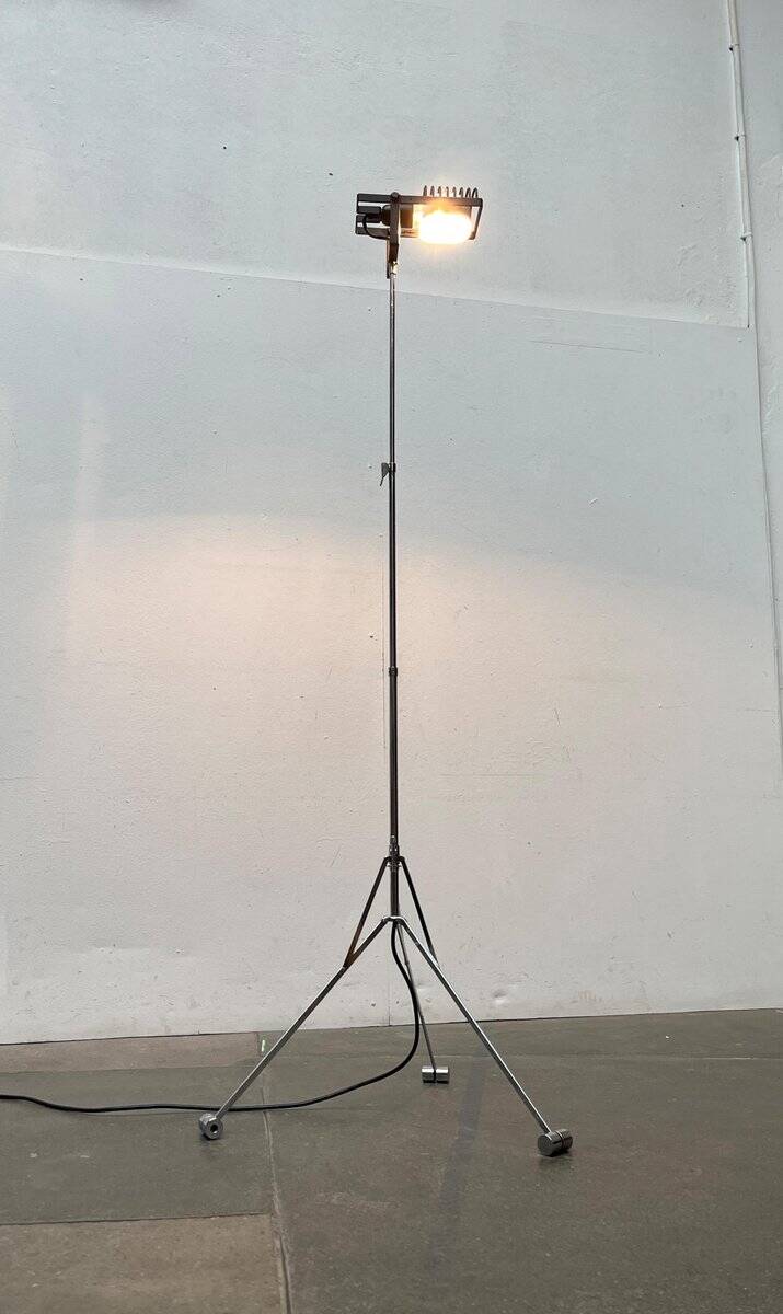 Vintage Italian Sintesi Terra folding floor lamp with tripod by Ernesto Gismondi for Artemide, 1970s.