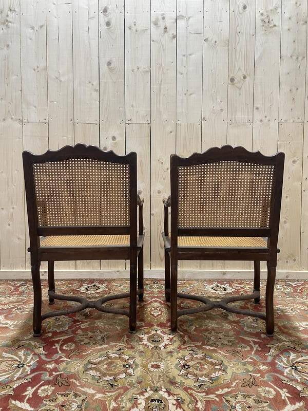 Paire de fauteuils de style Louis XIII os de mouton en cannage.