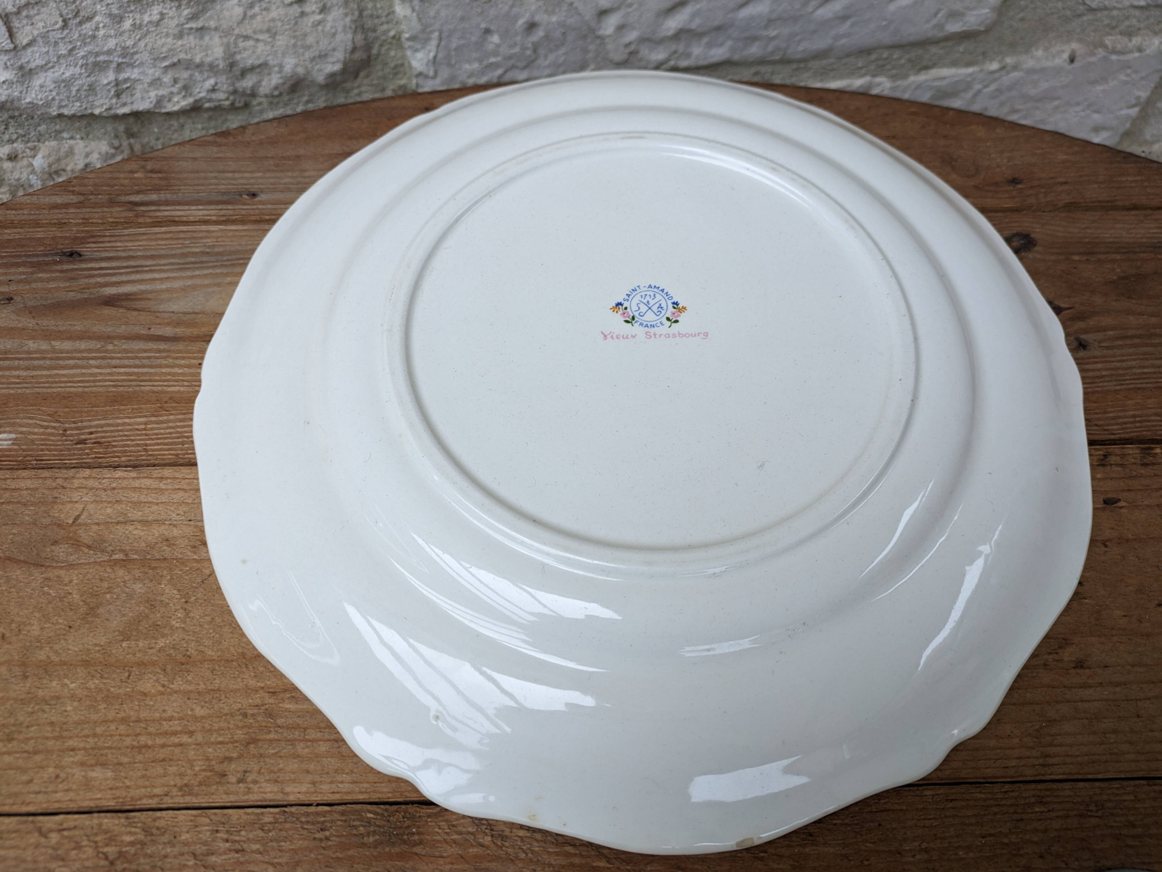 Round dish decorated with a bouquet of flowers Saint Amand Vieux Strasbourg