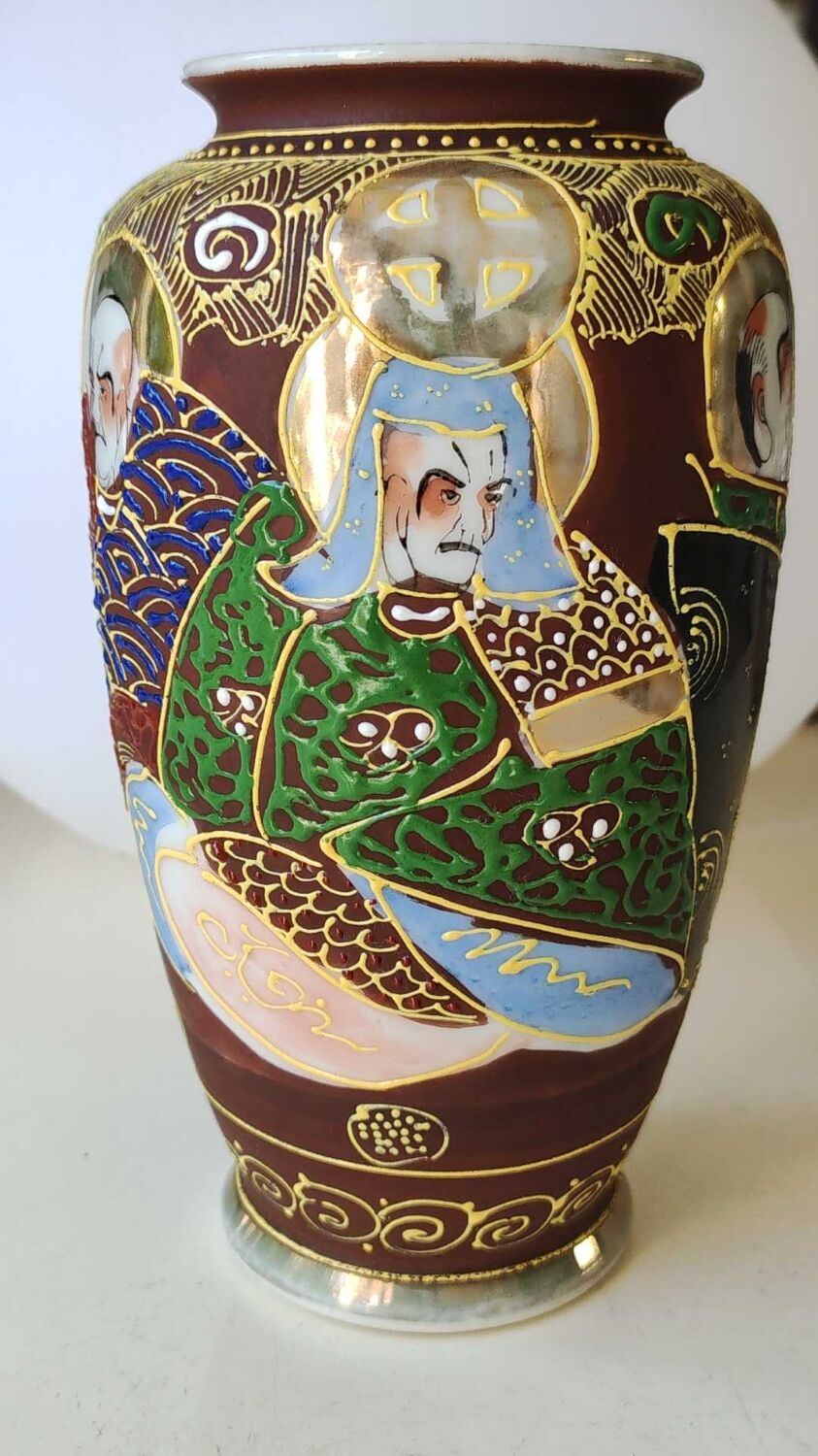 Satsuma Moriage vase in glazed ceramic, hand painted. 50s. Scenes of life of notables