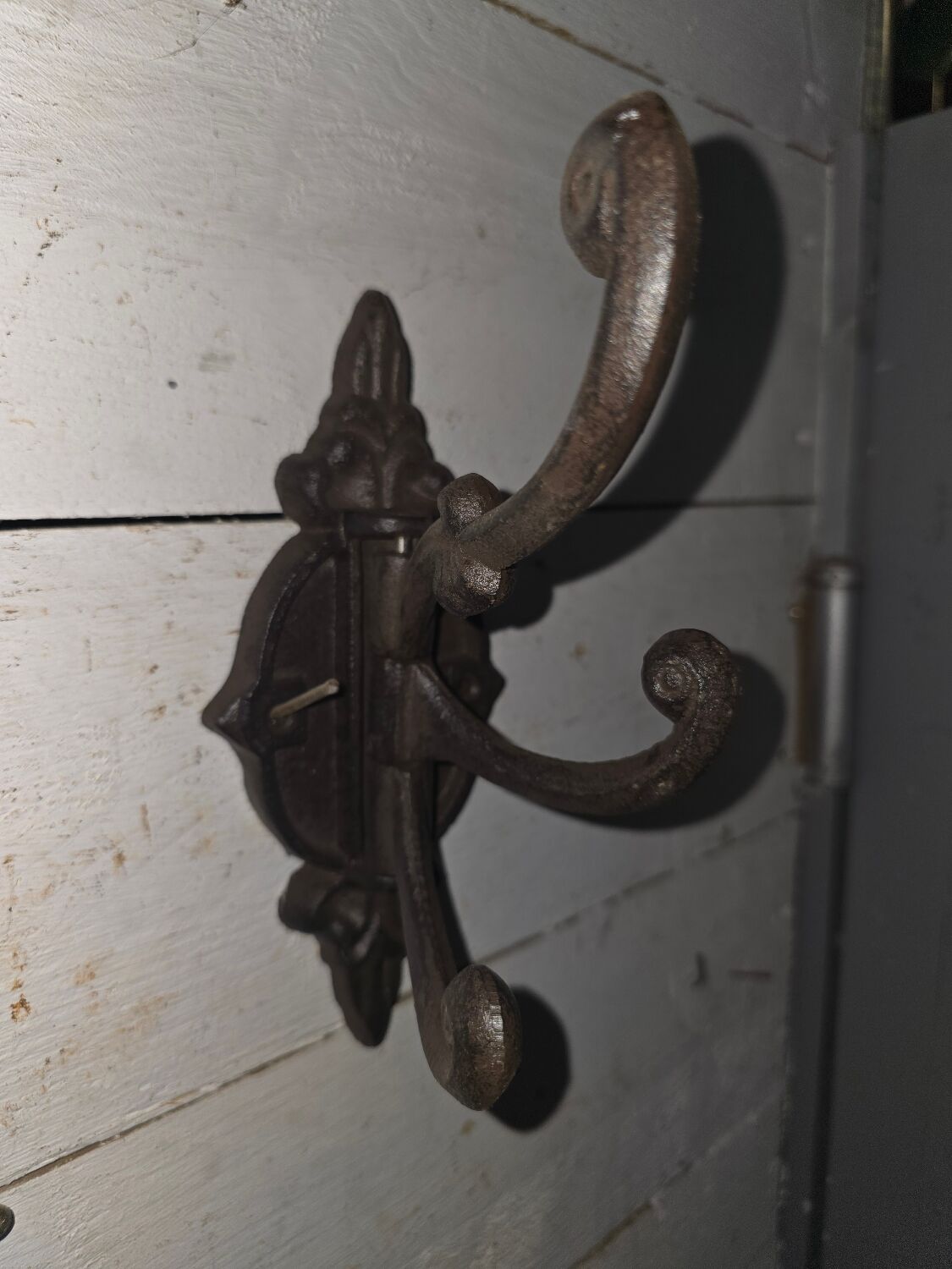 Circular coat rack in cast iron