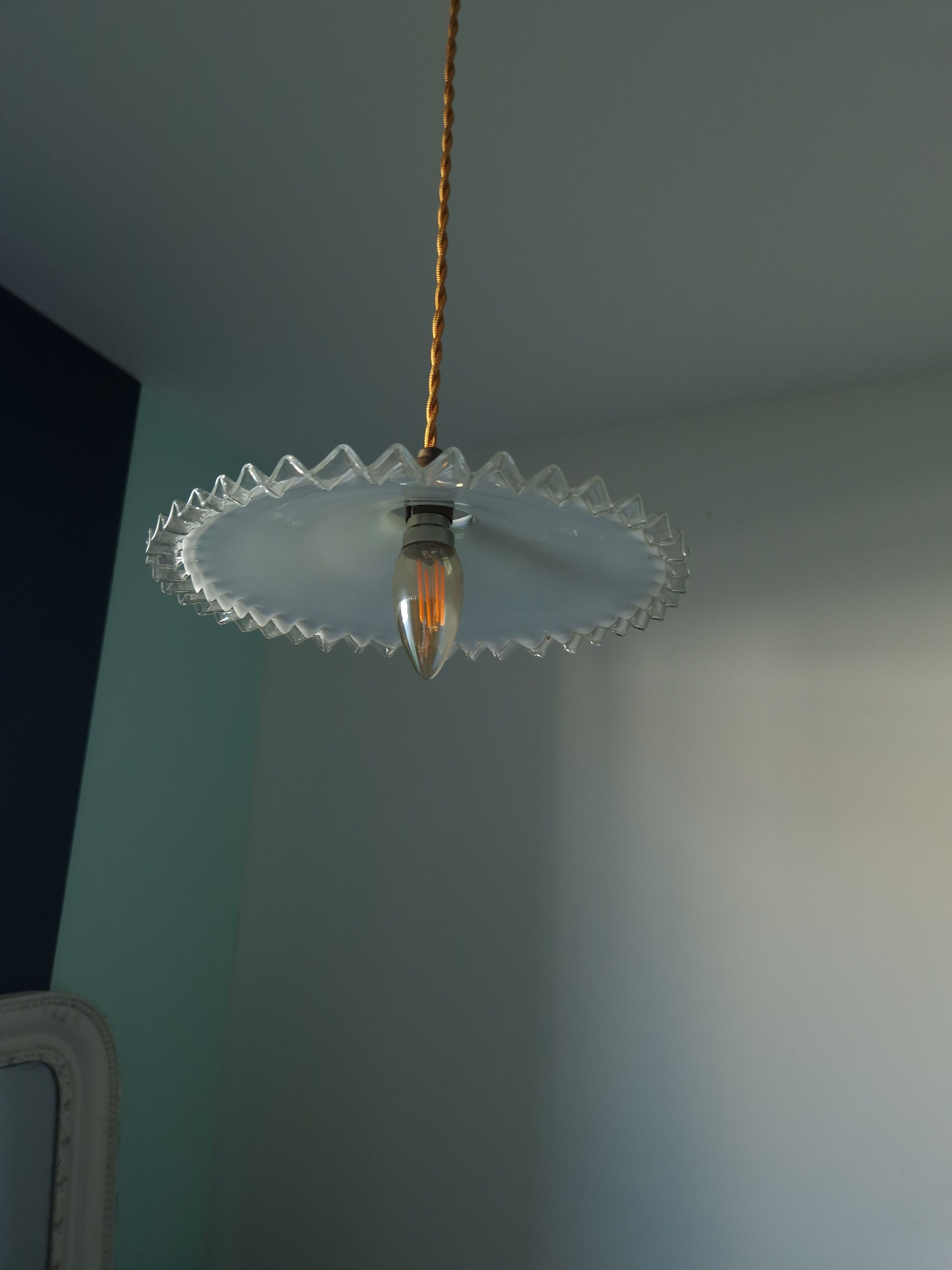 Suspension vintage en opaline dentelée