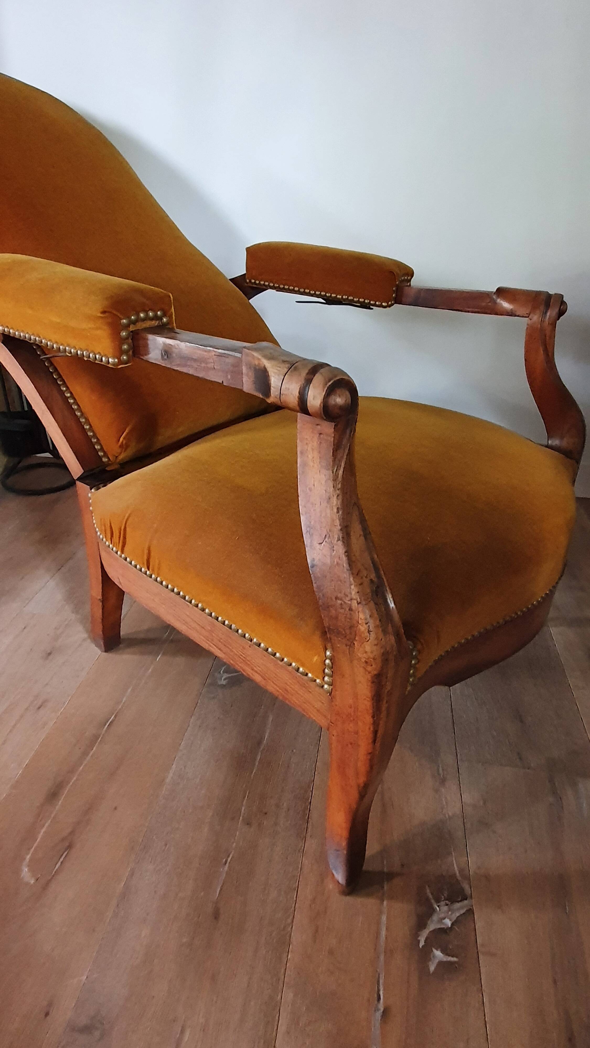 Voltaire armchair with amber velvet rack and pinion