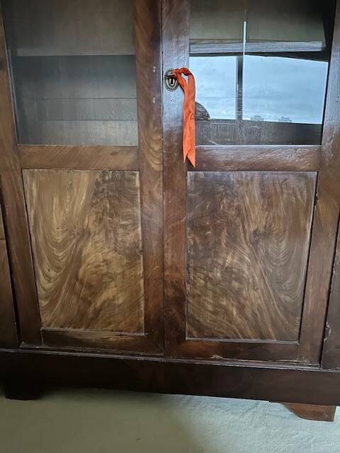Bibliotheque en bois avec portes vitrées
