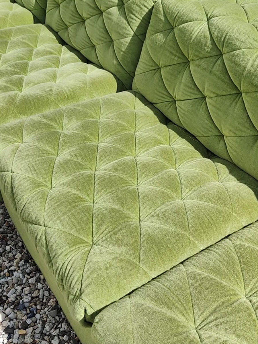 Canapé modulable en velours vert vintage Laauser