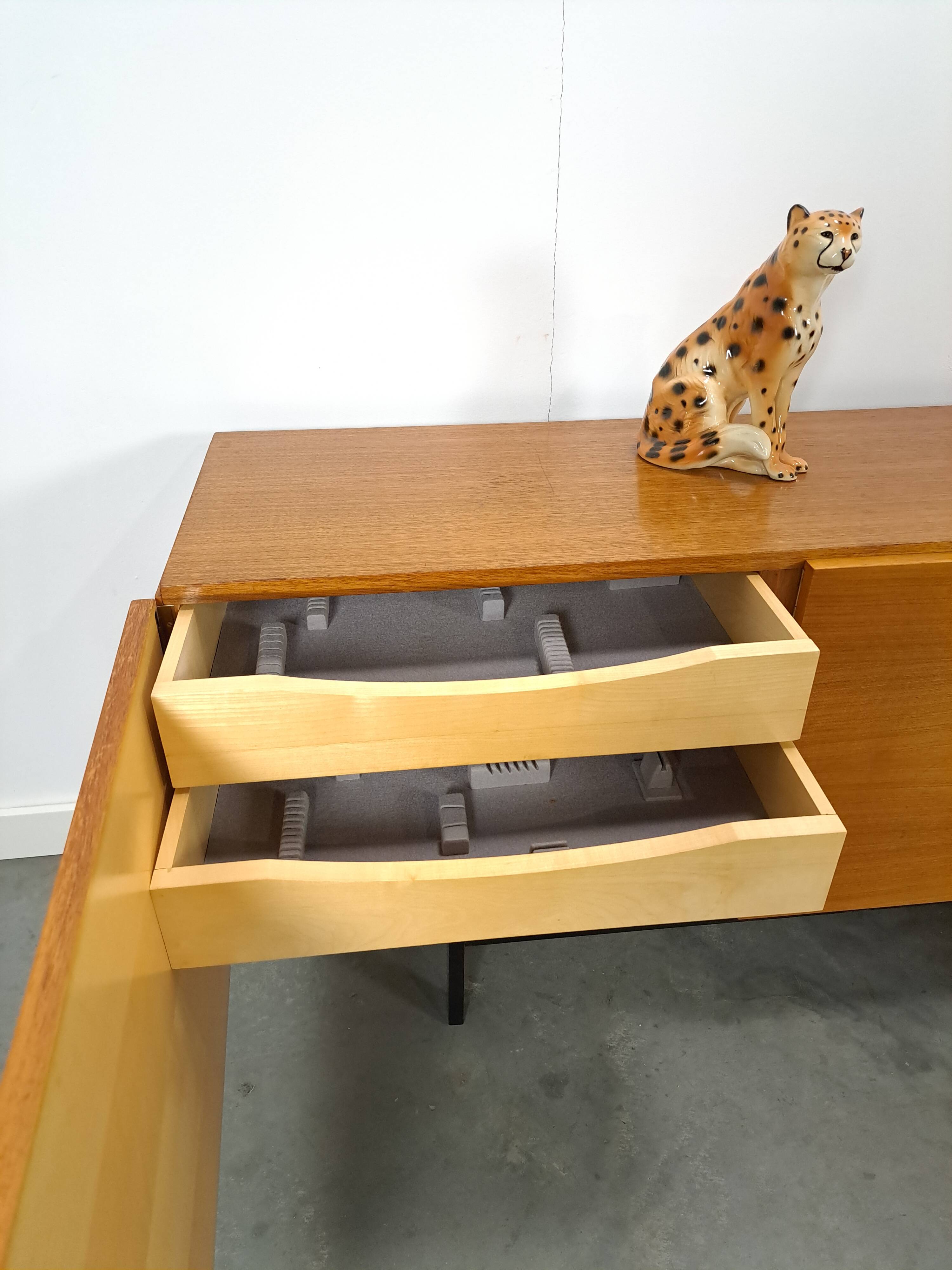 Design dressoir Musterring met zwarte stalen poten, sideboard