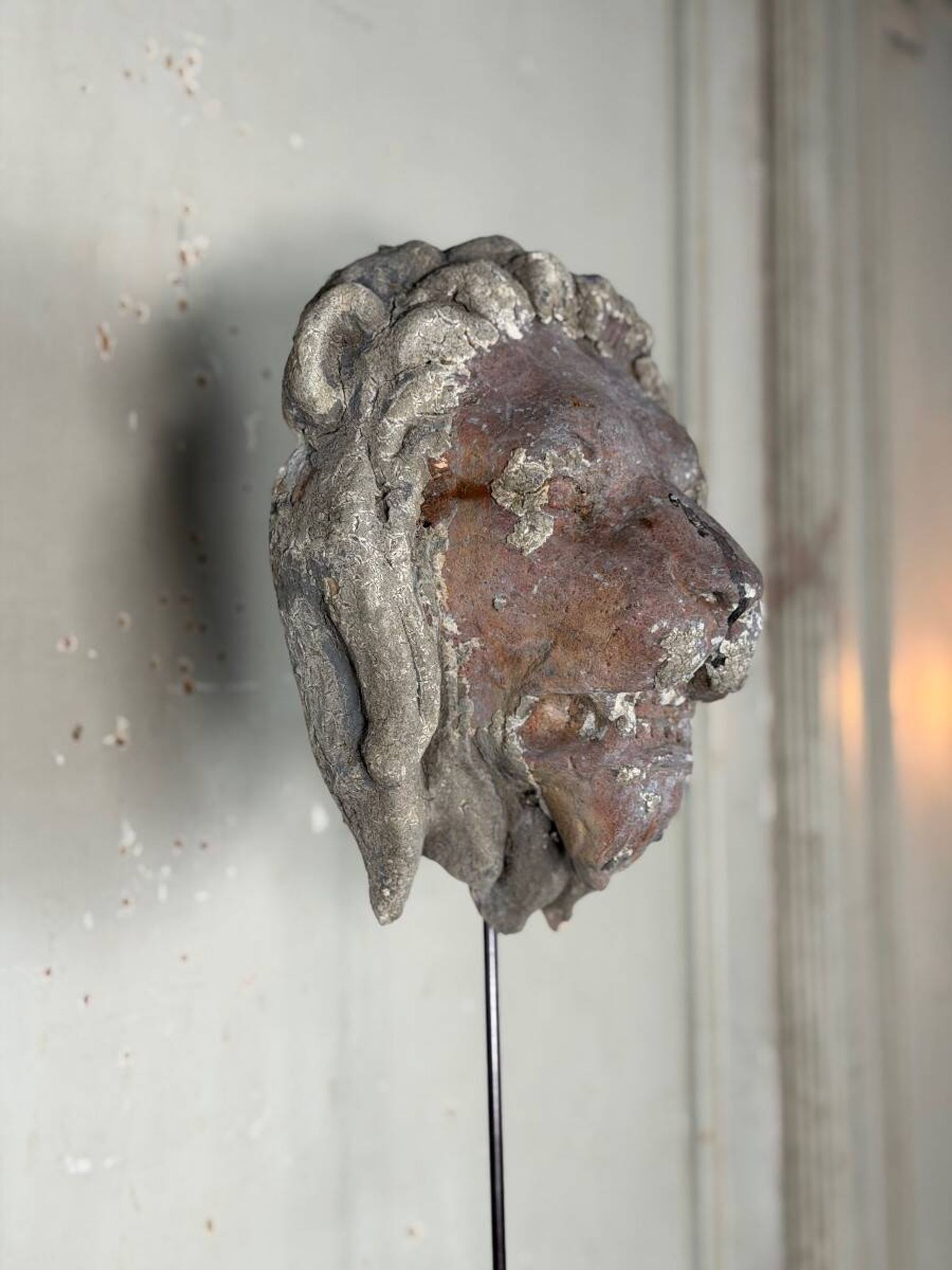 Sculpture en terre cuite, cache-boulin, élément de façade XIXème siècle