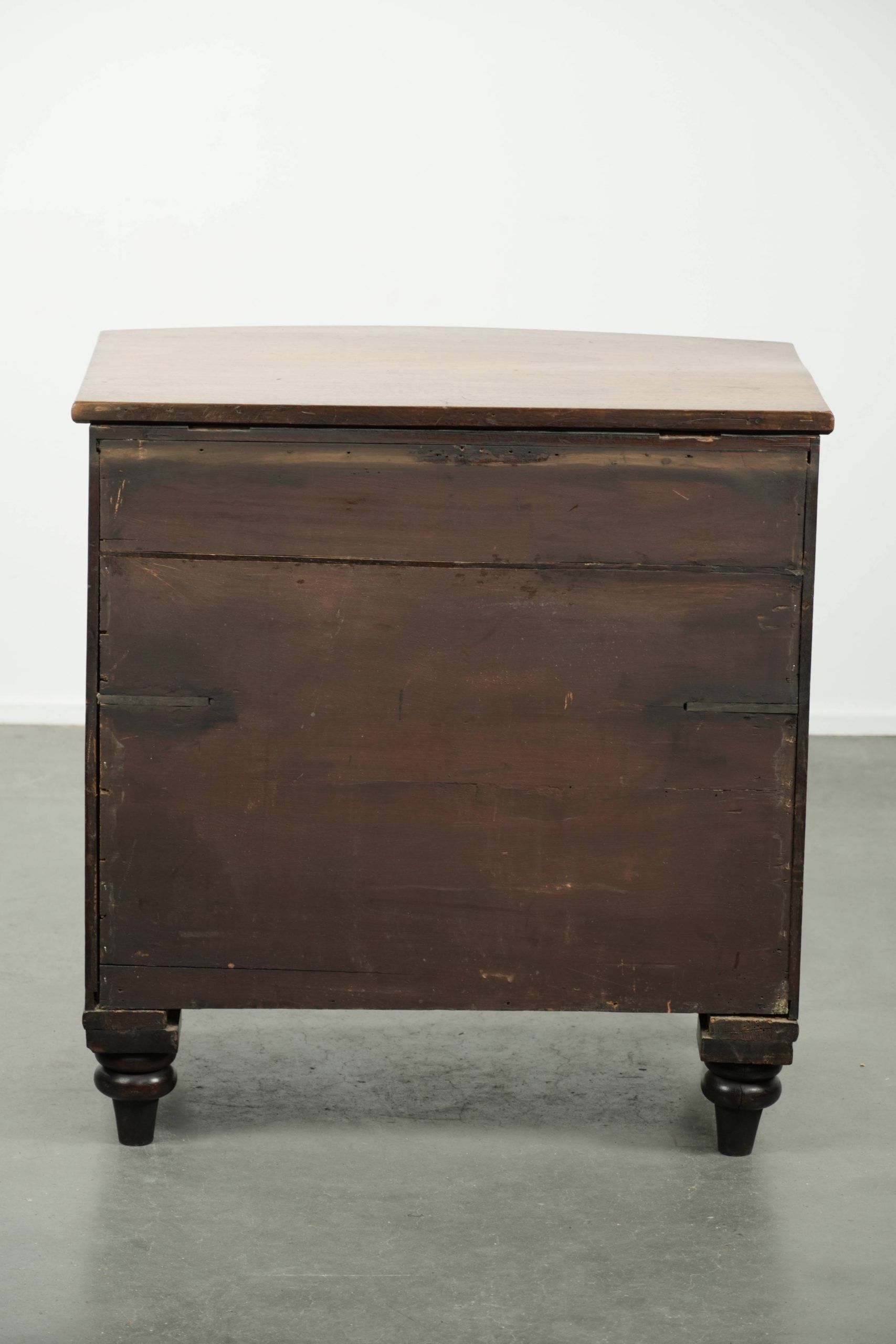 Commode anglaise du 19e siècle en taille subtile et unique.