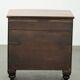 Commode anglaise du 19e siècle en taille subtile et unique.
