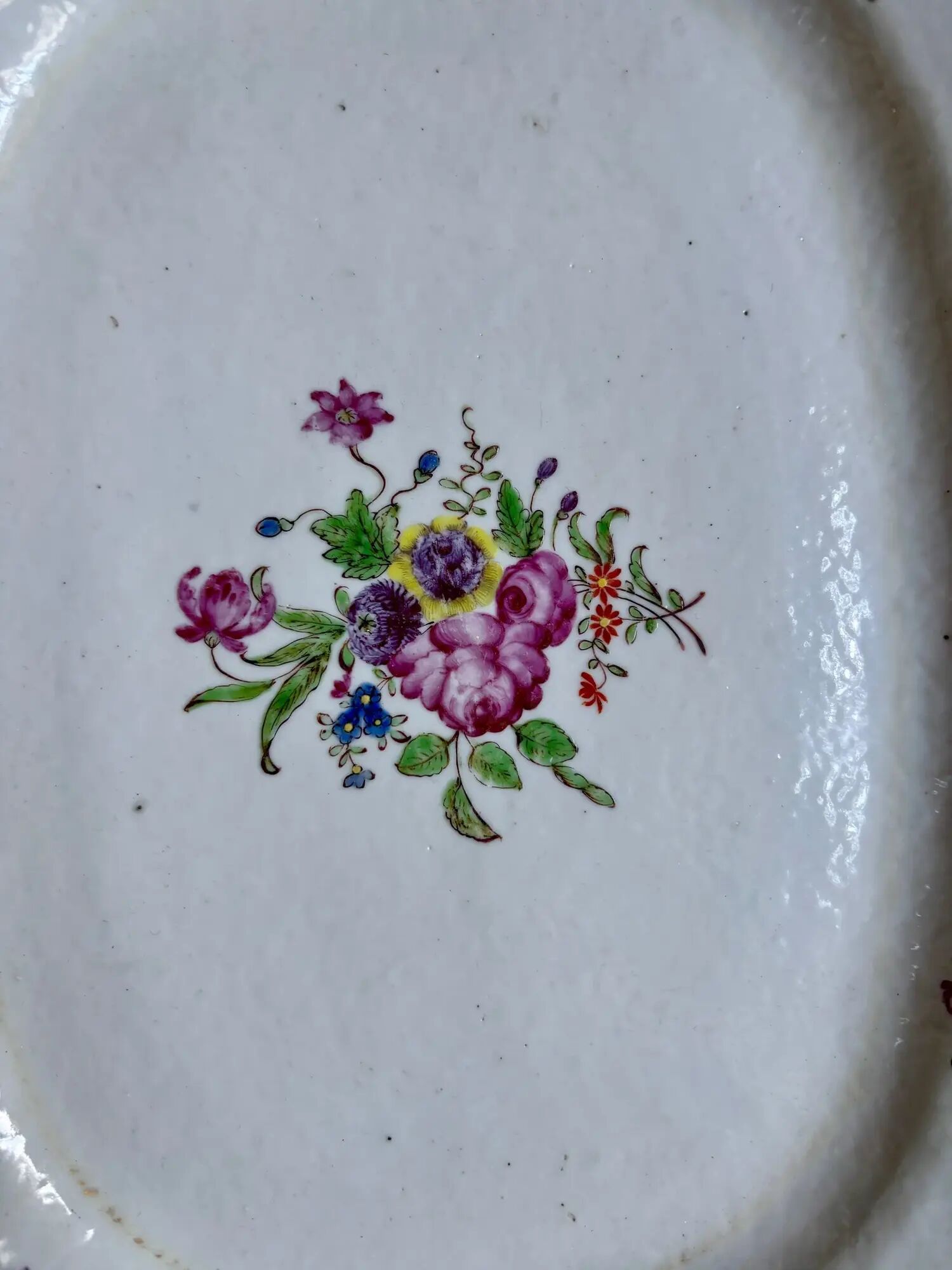 Rectangular plate from the East India Company with floral decoration, 18th century.