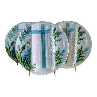 Trois assiettes à asperge à compartiments en barbotine Salins XXe 24cm