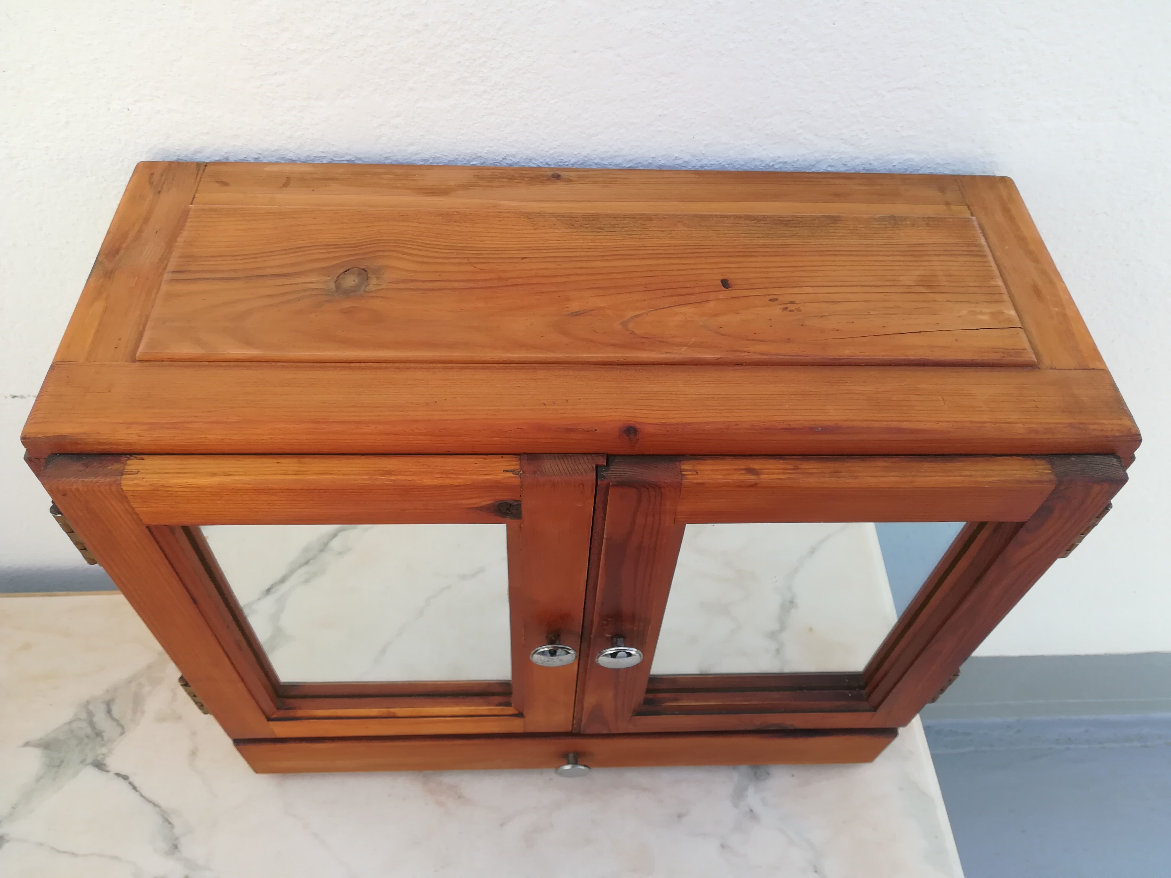 Cabinet a pharmacy art deco