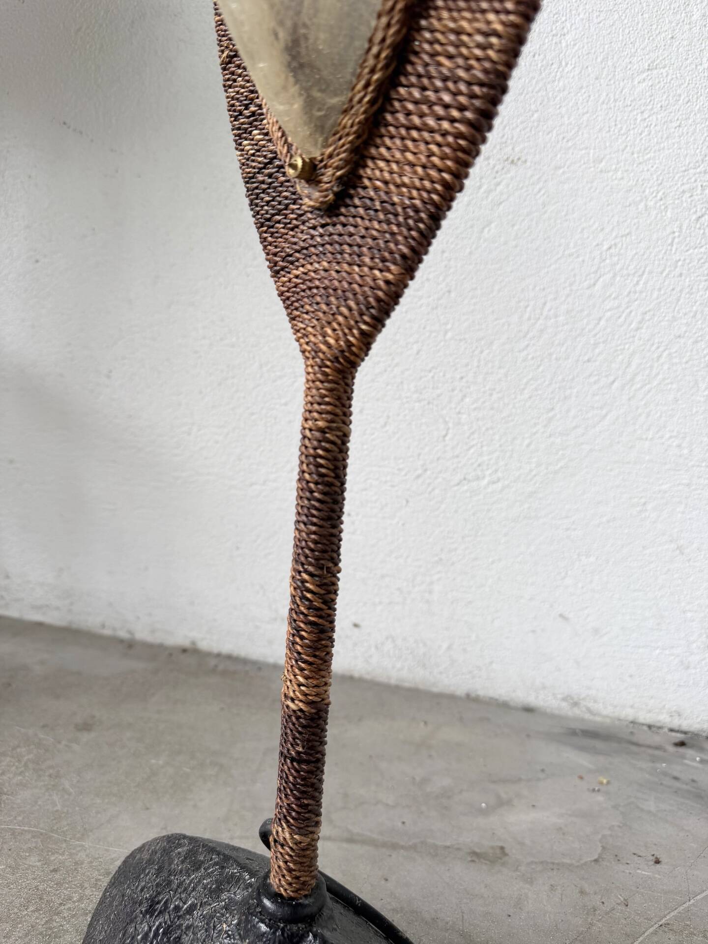 Lampadaire bronze et corde 1970