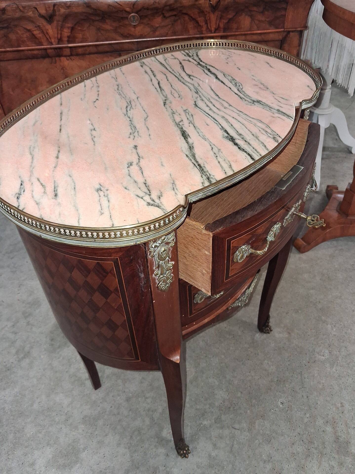 Commode sauteuse de forme rognon en marqueterie, marbre rose et bronzes