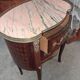 Commode sauteuse de forme rognon en marqueterie, marbre rose et bronzes