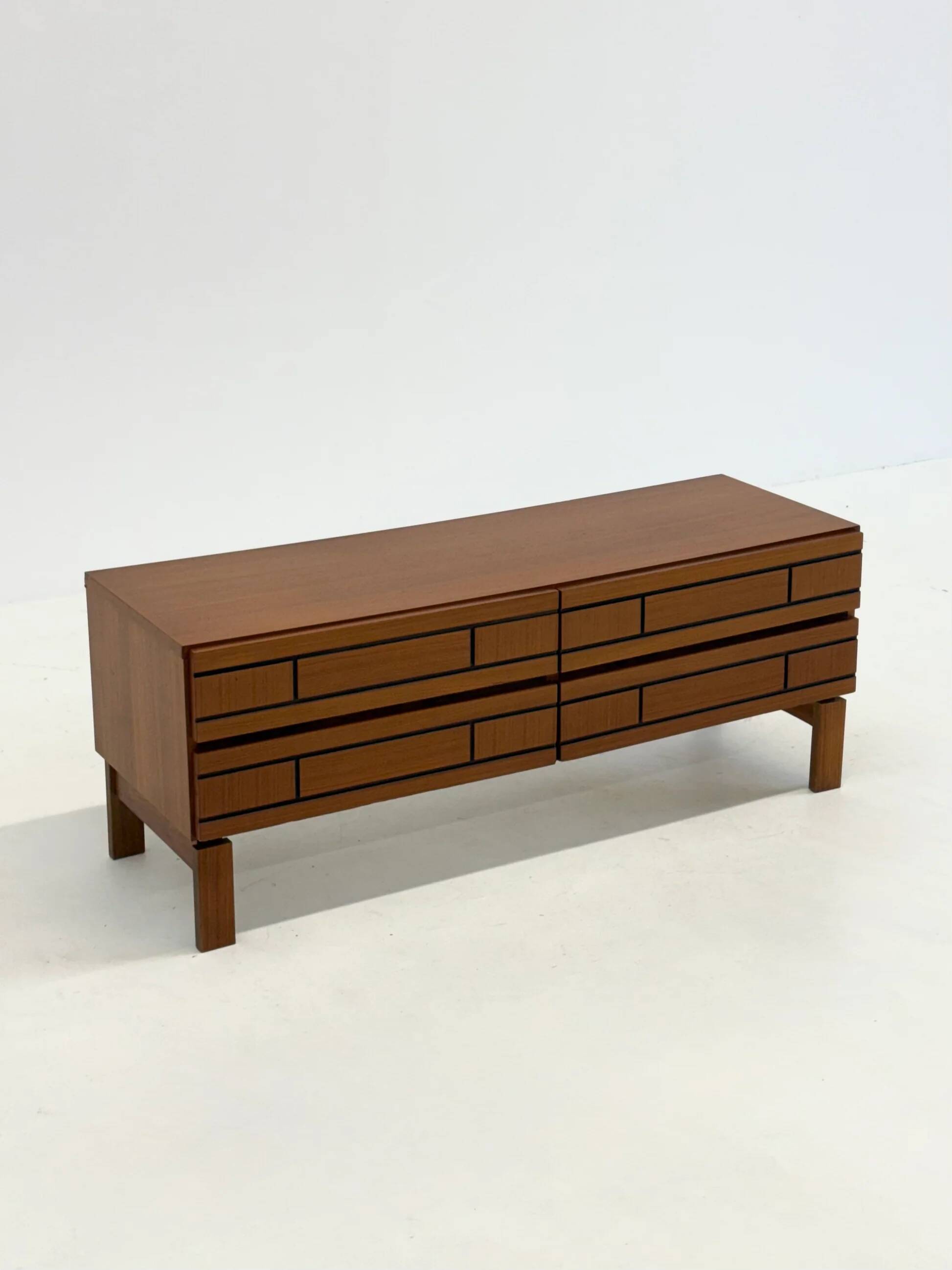 Buffet bas en bois italien avec des lignes noires graphiques.