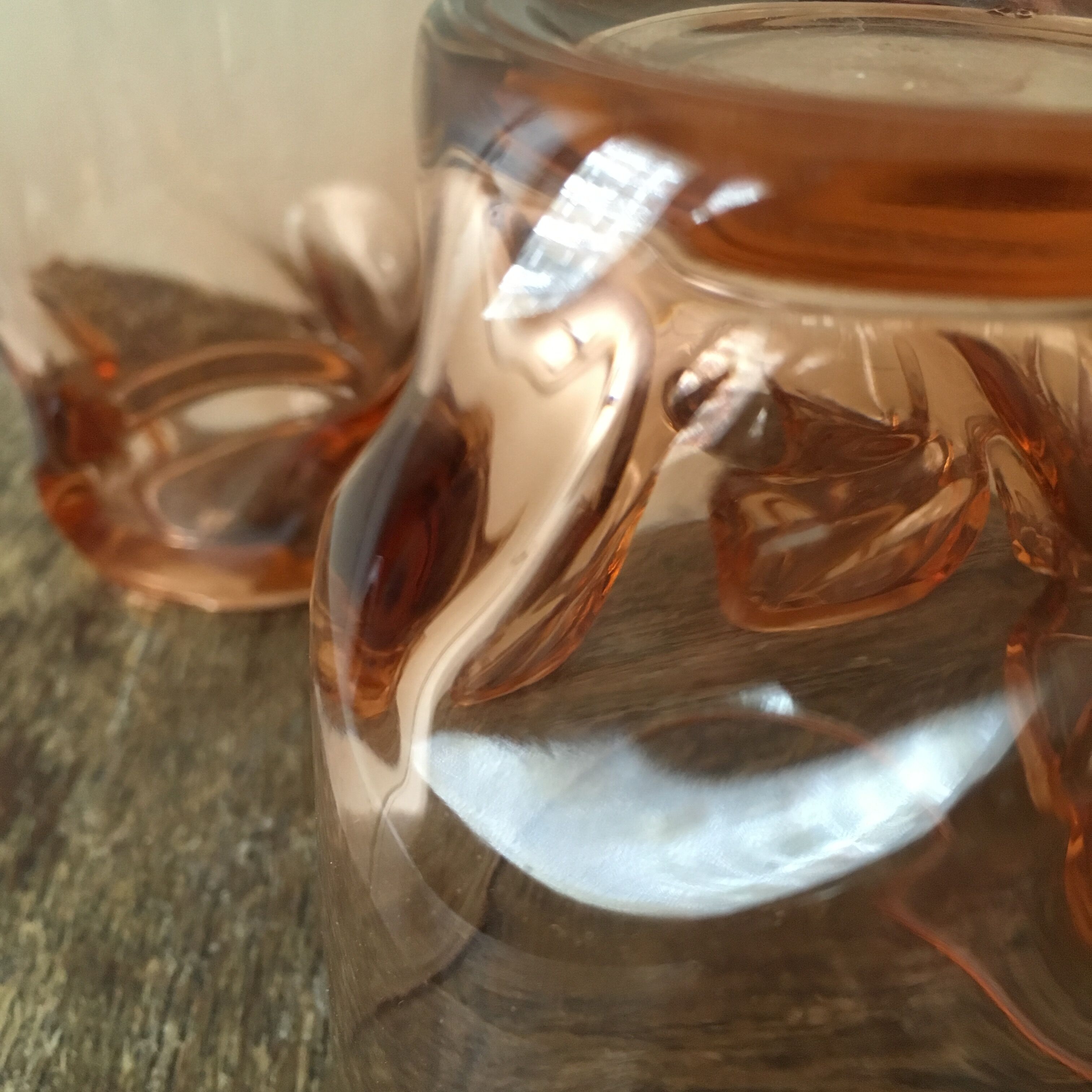 Lot de 5 verres teintés rose à base carré à vague