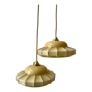 Paire de suspensions en verre opaline