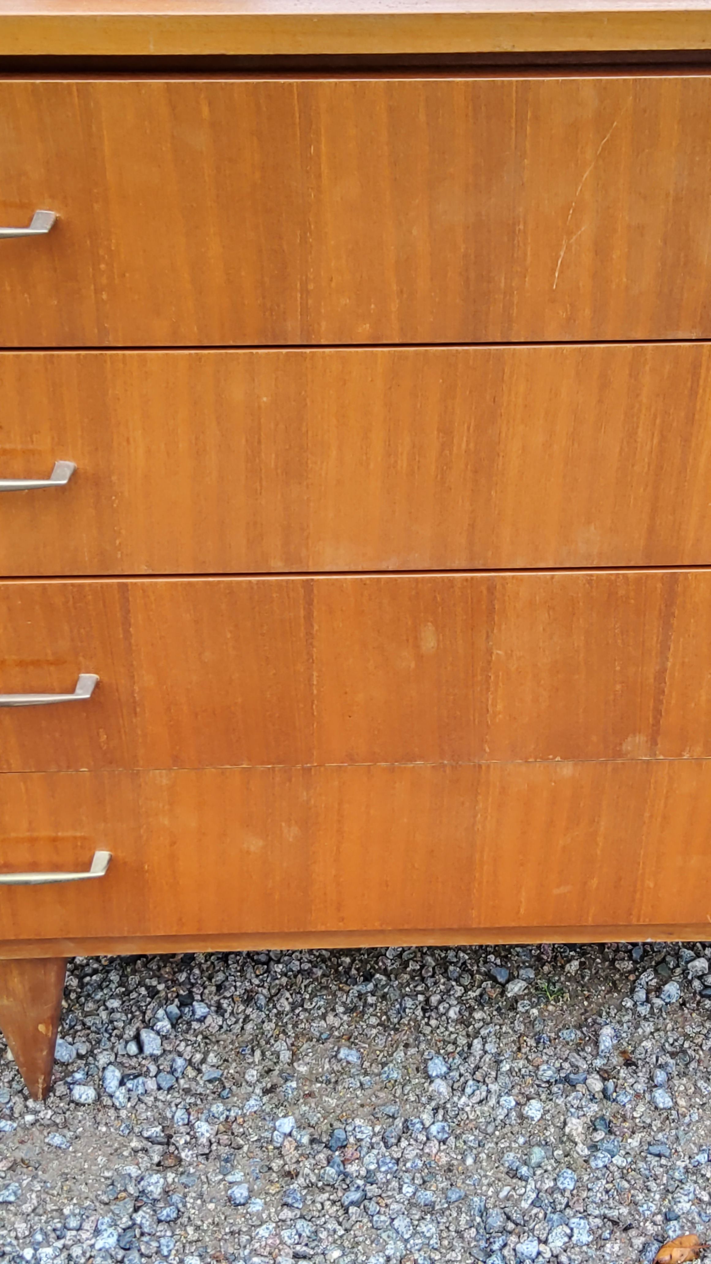 Chest of drawers from the 50s-60s in golden mahogany 4 drawers feet bobbin
