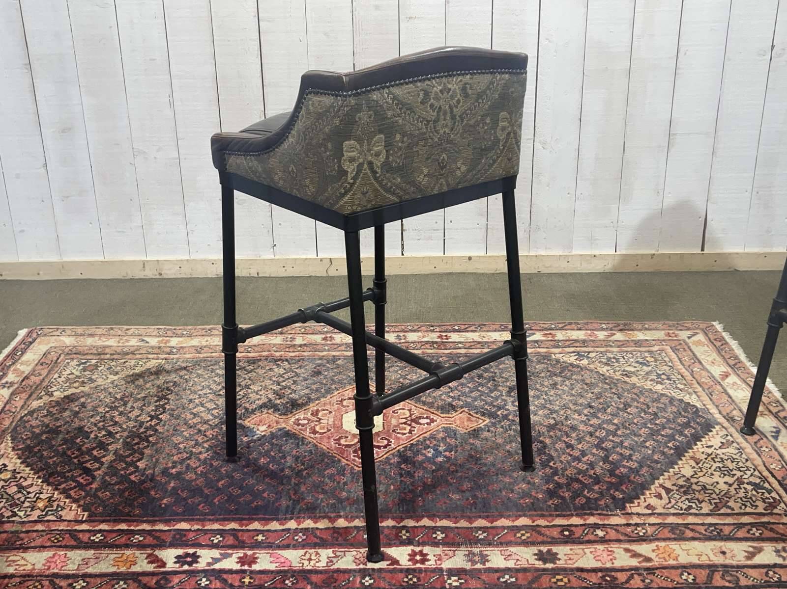 Série de 5 tabourets style industriel en métal et cuir, travail moderne