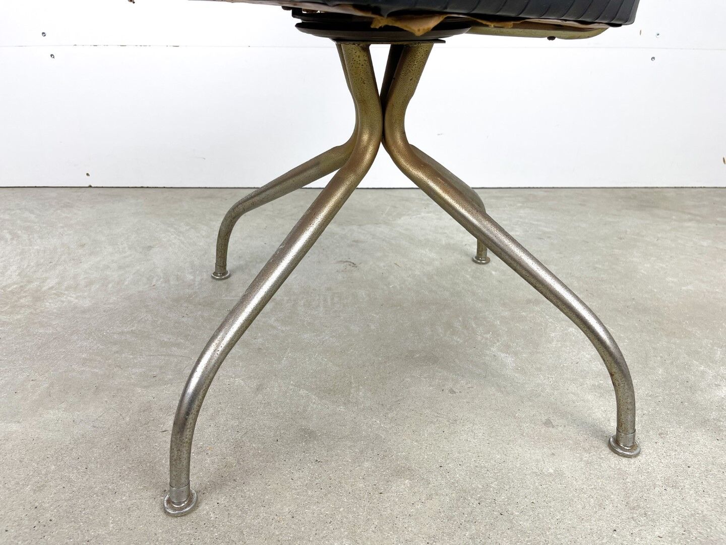 Retro office chair | swivel vintage black chair