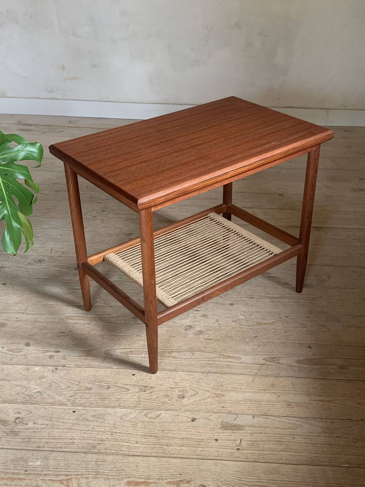 Table basse porte revue vintage en teck et corde