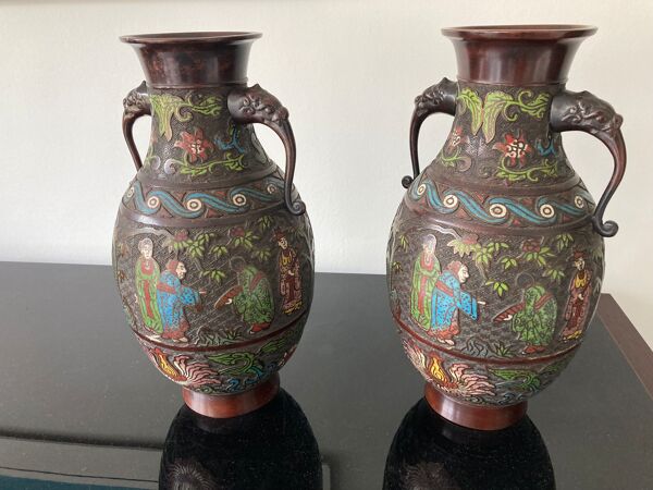 Paire de vases balustre en bronze preriode ''meiji
