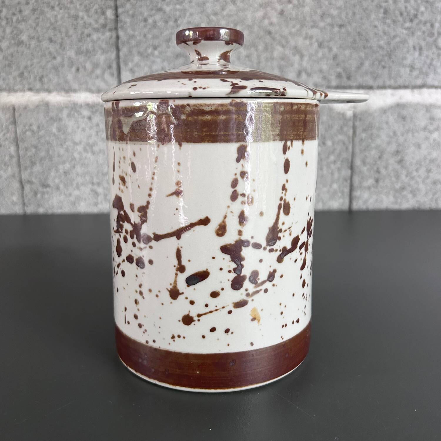 Pollock-style condiment pot