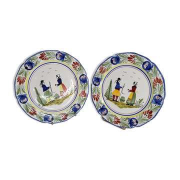 Paire d'assiettes plates HB Quimper, à décor trditionnel, 24 cm