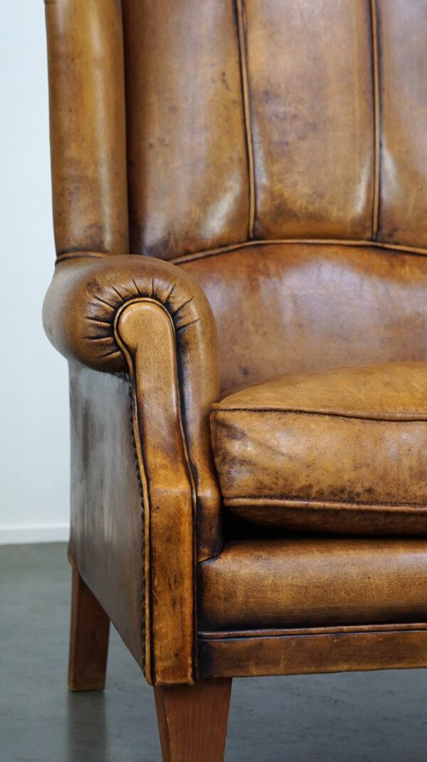 Fauteuil à oreilles en peau de mouton au design unique et à la belle patine