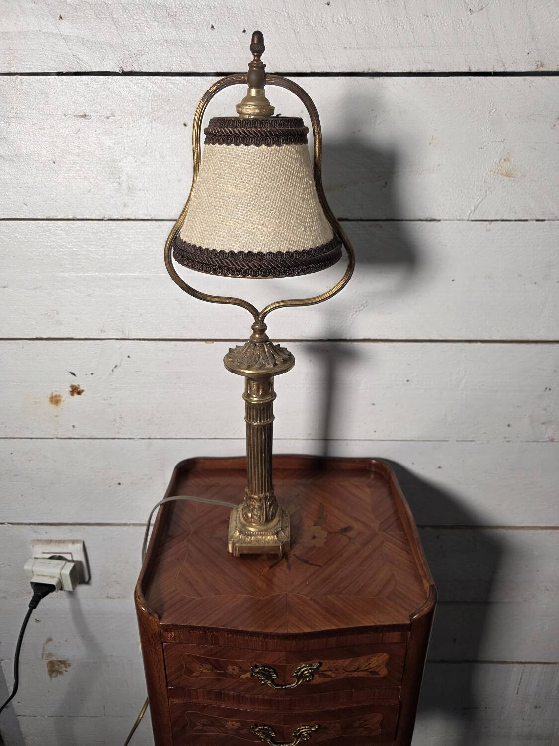 Empire-style table lamp in gilded bronze from the 19th century.