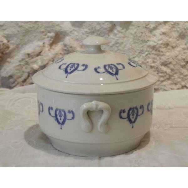 Small soup tureen, covered pot, in Saint Uze earthenware, early 20th century.