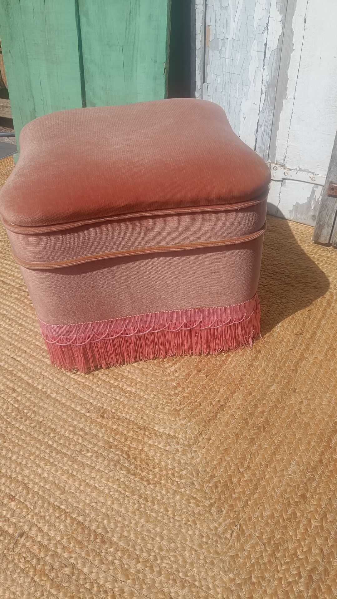 Pouf coffre en velours rose à franges, vers 1950-1960