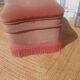 Pouf coffre en velours rose à franges, vers 1950-1960