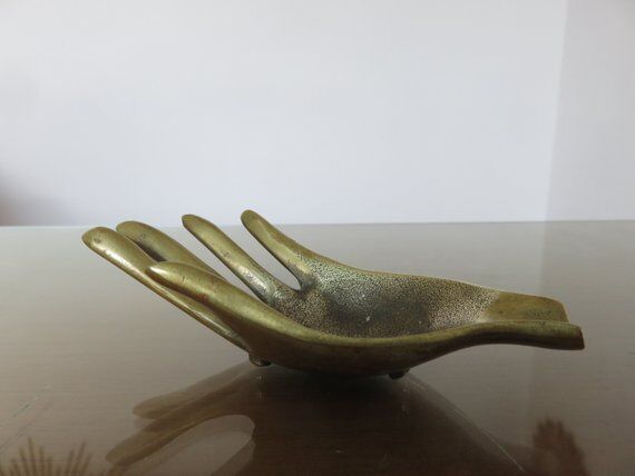 Years 70 hand-shaped ashtray brass