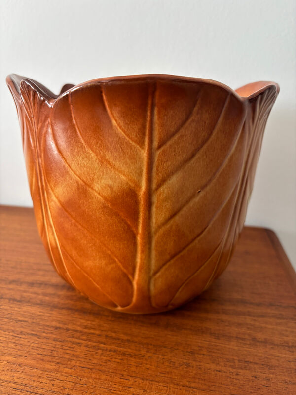 Cache-pot artisanal vintage en céramique formant une fleur