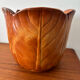 Cache-pot artisanal vintage en céramique formant une fleur