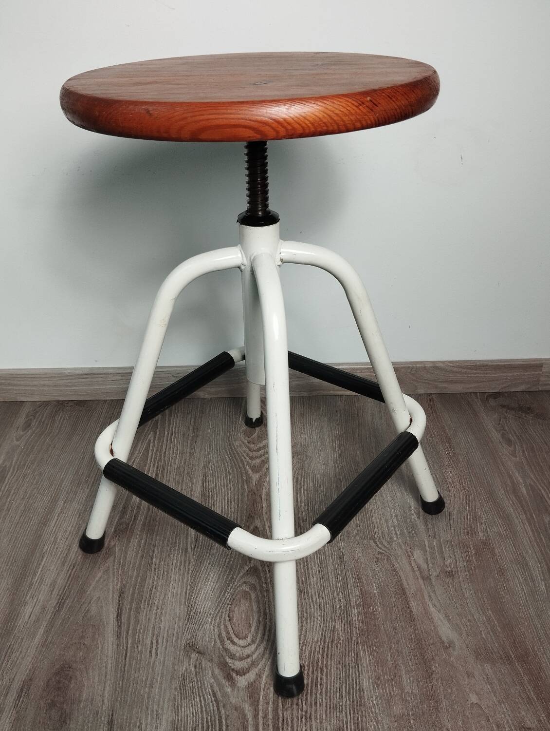 Laboratory stool