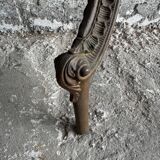 Console victorienne en demi-lune en métal brun avec plateau en marbre blanc veiné