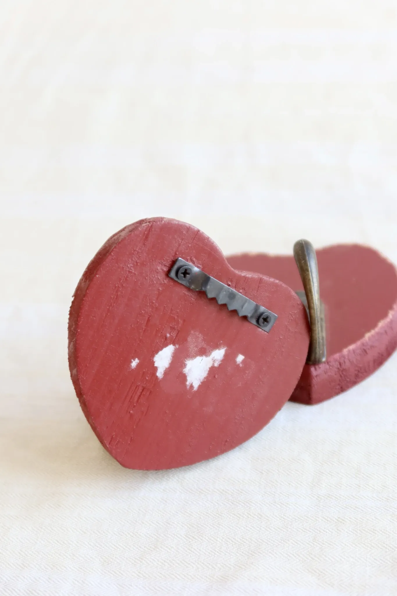 3 vintage heart-shaped wall hooks - Red painted wood and hook