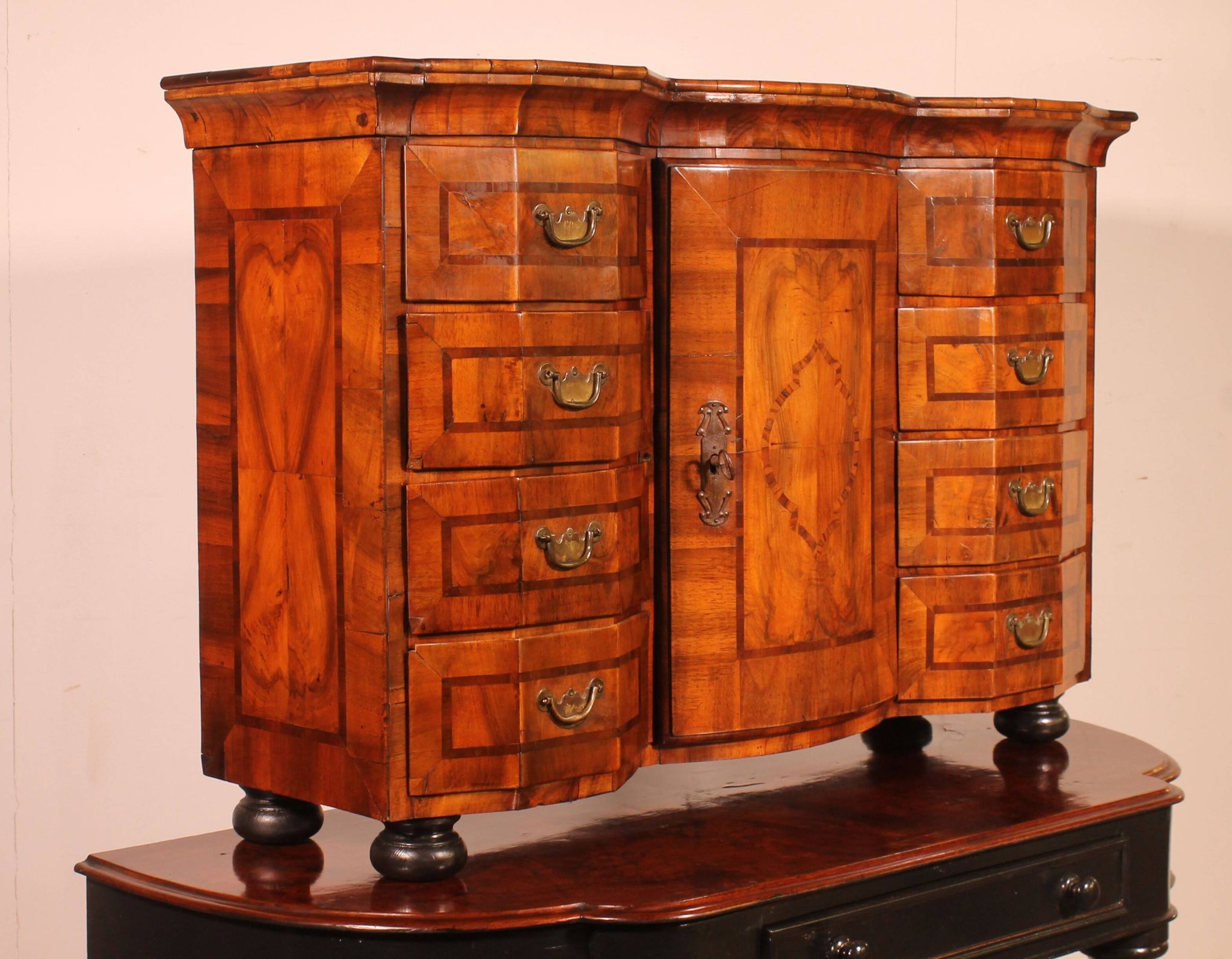 Cabinet allemand en noyer, XVIIIème siècle