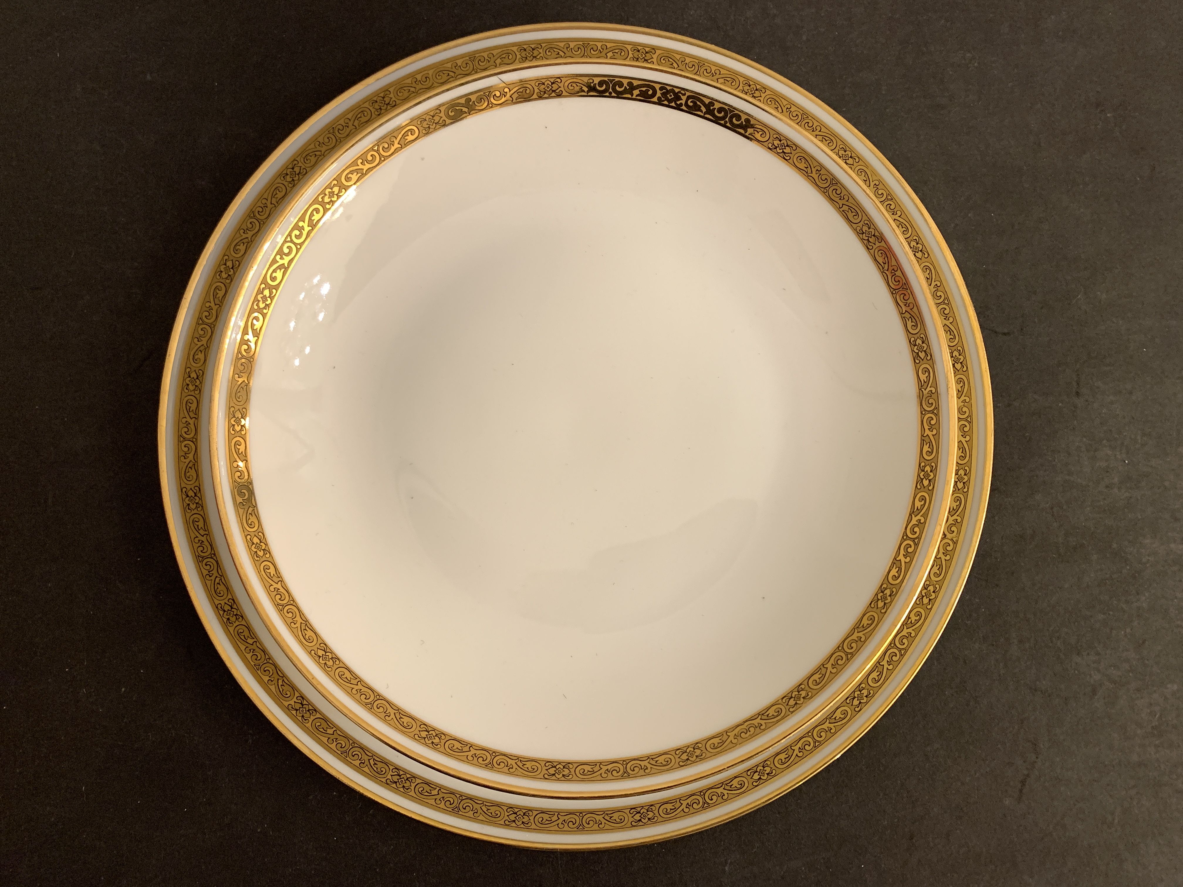 8 flat porcelain plates from Limoges Bernardaud, gilded Greek decoration, twentieth century
